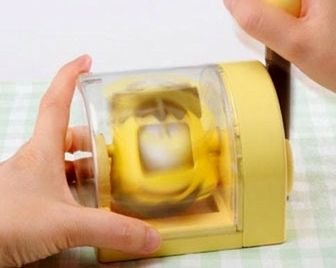 Японская игрушка смешивает белок и желток внутри яйца