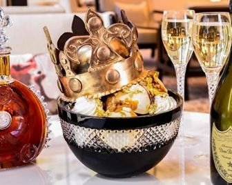 Мороженое с золотой шоколадной короной