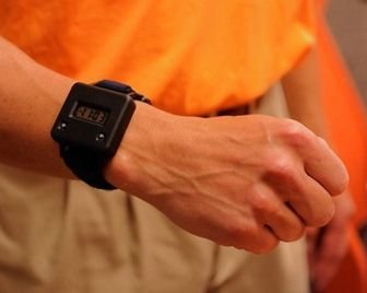Ученые разработали устройство, помогающее измерять количество укусов при поедании пищи