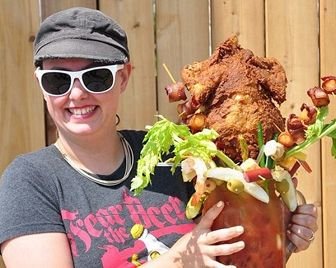 Коктейль «Кровавая Мэри» с целой жареной курицей
