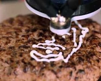 3D принтер печатает портреты на гамбургерах майонезом